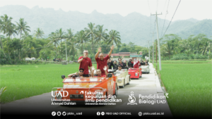 Dosen & Tekdik PBio UAD naik VW Klasik keliling Borobudur Magelang